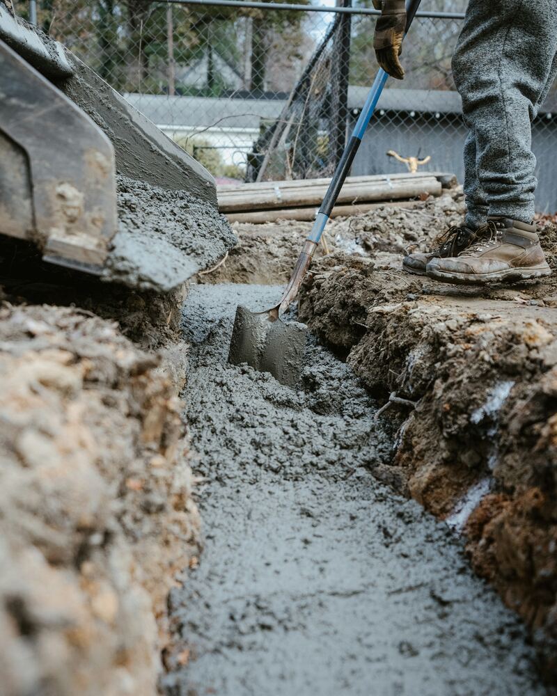 Béton coulé dans une tranchée de fondation.